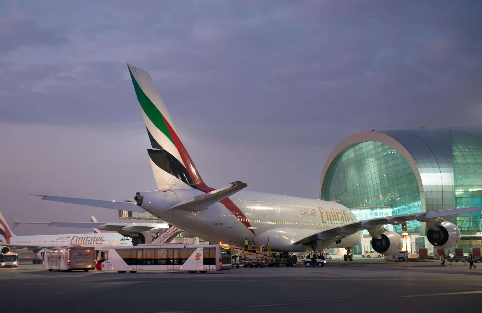 Дубайский аэропорт. Аэропорт Дубай DXB. Аэропорт Эмирейтс в Дубае. Дубай Интернешнл аэропорт. Самолет Дубай Эмирейтс.