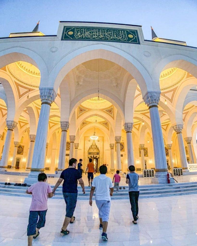 Sharjah Mosque - The Largest Mosque in Emirate